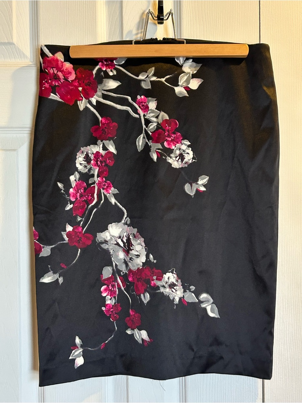 White House Black Market Black Pencil Skirt with Magenta Floral Print - size 6